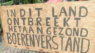 Boeren protesteren bij provinciehuis tegen stikstofbeleid