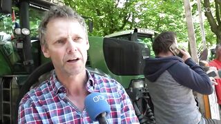 Boeren protesteren bij provinciehuis tegen stikstofbeleid