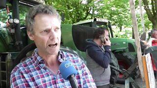 Boeren protesteren bij provinciehuis tegen stikstofbeleid