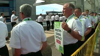 Off-duty Delta pilots picket outside MSP Airport ahead of busy travel weekend