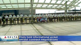 Off-duty Delta pilots picket outside MSP Airport ahead of busy travel weekend