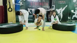 Taekwondo split leg stretching#martialart#latihansplittaekwondo#태권도#テコンドー#跆拳道#taekwondostretching