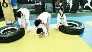 Taekwondo split leg stretching#martialart#latihansplittaekwondo#태권도#テコンドー#跆拳道#taekwondostretching