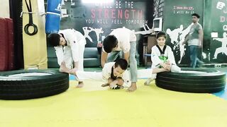 Taekwondo split leg stretching#martialart#latihansplittaekwondo#태권도#テコンドー#跆拳道#taekwondostretching