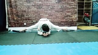 Taekwondo split leg stretching#martialart#latihansplittaekwondo#태권도#テコンドー#跆拳道#taekwondostretching