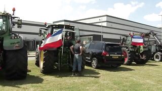 Demonstrerende boeren blokkeren distributiecentrum van supermarktketen Hoogvliet - OMROEP WEST