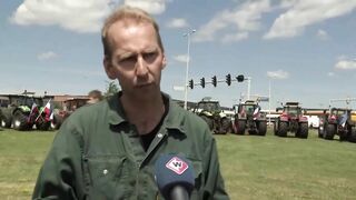 Demonstrerende boeren blokkeren distributiecentrum van supermarktketen Hoogvliet - OMROEP WEST