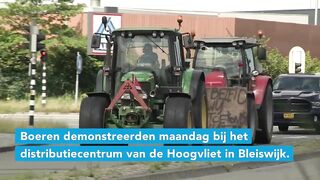 Demonstrerende boeren blokkeren distributiecentrum van supermarktketen Hoogvliet - OMROEP WEST