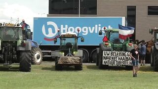 Demonstrerende boeren blokkeren distributiecentrum van supermarktketen Hoogvliet - OMROEP WEST