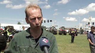 Demonstrerende boeren blokkeren distributiecentrum van supermarktketen Hoogvliet - OMROEP WEST