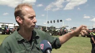 Demonstrerende boeren blokkeren distributiecentrum van supermarktketen Hoogvliet - OMROEP WEST