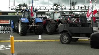 Tientallen boeren bij Groningen Airport Eelde