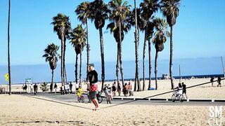 Juggling on a Slackline at Muscle Beach