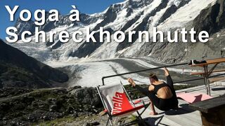 Séance de yoga asana Refuge Schreckhornhutte Glacier Obers Ischmeer Grindelwald Alpes Bernoises