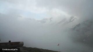 Séance de yoga asana Refuge Schreckhornhutte Glacier Obers Ischmeer Grindelwald Alpes Bernoises