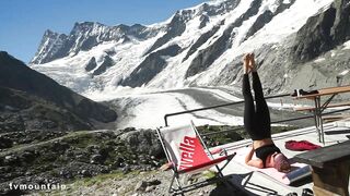 Séance de yoga asana Refuge Schreckhornhutte Glacier Obers Ischmeer Grindelwald Alpes Bernoises