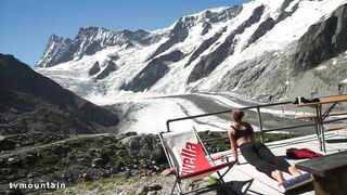 Séance de yoga asana Refuge Schreckhornhutte Glacier Obers Ischmeer Grindelwald Alpes Bernoises