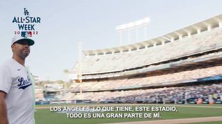 Hanging with Andre Ethier on the field at Celebrity Softball! | La Vida Más Fina