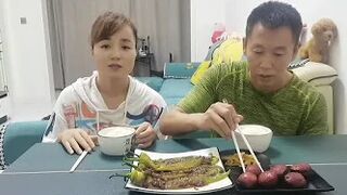 真是一点机会都不放过#eating show#eating challenge#husband and wife eating food#eating#mukbang #asmr eating