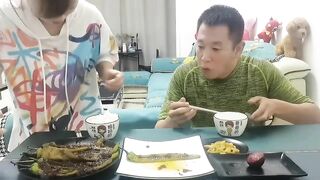 真是一点机会都不放过#eating show#eating challenge#husband and wife eating food#eating#mukbang #asmr eating