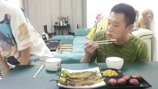 真是一点机会都不放过#eating show#eating challenge#husband and wife eating food#eating#mukbang #asmr eating