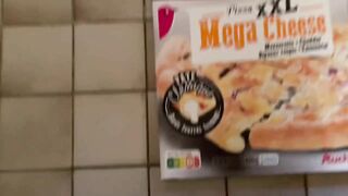 Je mange la pizza Auchan XXL MÉGA CHEESE (avec couverts ????)