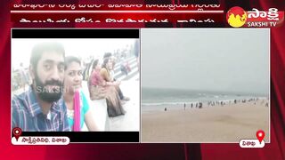 Visakhapatnam RK Beach: పెళ్లిరోజు భర్తతో బీచ్‏కు | Saipriya | Appalraju | Sakshi TV