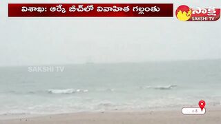 Visakhapatnam RK Beach: పెళ్లిరోజు భర్తతో బీచ్‏కు | Saipriya | Appalraju | Sakshi TV