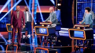 Steve Harvey roasts Jo Koy’s answer! | Celebrity Family Feud