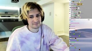 xQc Checks Twitter on Stream...