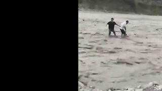 Sichuan: Stream becomes raging river in flash flood, 4 drowned and 9 injured, with many swept away