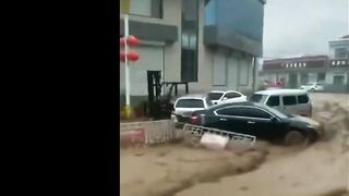 Sichuan: Stream becomes raging river in flash flood, 4 drowned and 9 injured, with many swept away