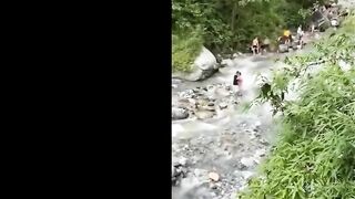 Sichuan: Stream becomes raging river in flash flood, 4 drowned and 9 injured, with many swept away