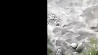 Sichuan: Stream becomes raging river in flash flood, 4 drowned and 9 injured, with many swept away