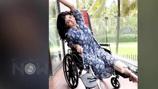 पैर टुटा हिम्मत नहीं.. Shilpa Shetty Does Yoga On Wheelchair With Broken Leg