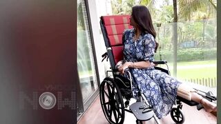 पैर टुटा हिम्मत नहीं.. Shilpa Shetty Does Yoga On Wheelchair With Broken Leg