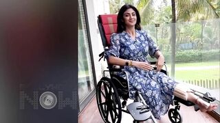 पैर टुटा हिम्मत नहीं.. Shilpa Shetty Does Yoga On Wheelchair With Broken Leg