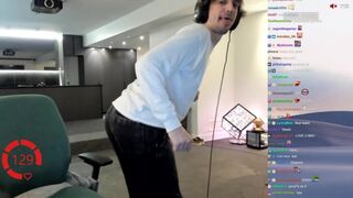 xQc shaking his ass to end the the stream