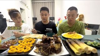 面条给孩子吃，他怎么想的#eating show#eating challenge#husband and wife eating food#eating#mukbang #asmr eating