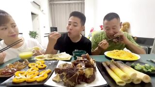 面条给孩子吃，他怎么想的#eating show#eating challenge#husband and wife eating food#eating#mukbang #asmr eating