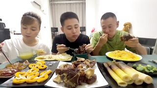 面条给孩子吃，他怎么想的#eating show#eating challenge#husband and wife eating food#eating#mukbang #asmr eating