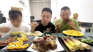 面条给孩子吃，他怎么想的#eating show#eating challenge#husband and wife eating food#eating#mukbang #asmr eating