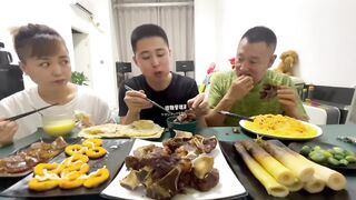 面条给孩子吃，他怎么想的#eating show#eating challenge#husband and wife eating food#eating#mukbang #asmr eating