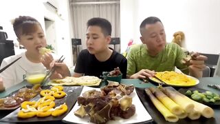 面条给孩子吃，他怎么想的#eating show#eating challenge#husband and wife eating food#eating#mukbang #asmr eating