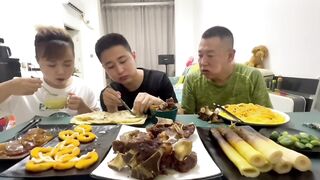 面条给孩子吃，他怎么想的#eating show#eating challenge#husband and wife eating food#eating#mukbang #asmr eating