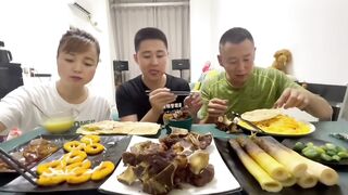 面条给孩子吃，他怎么想的#eating show#eating challenge#husband and wife eating food#eating#mukbang #asmr eating