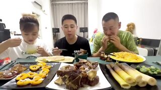 面条给孩子吃，他怎么想的#eating show#eating challenge#husband and wife eating food#eating#mukbang #asmr eating