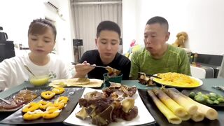 面条给孩子吃，他怎么想的#eating show#eating challenge#husband and wife eating food#eating#mukbang #asmr eating