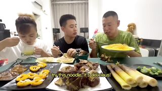 面条给孩子吃，他怎么想的#eating show#eating challenge#husband and wife eating food#eating#mukbang #asmr eating