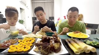 面条给孩子吃，他怎么想的#eating show#eating challenge#husband and wife eating food#eating#mukbang #asmr eating